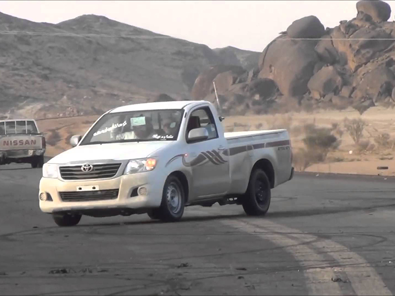 بالفيديو: مفحط يُقذف من سيارته أثناء انقلابها في شارع بالإمارات!